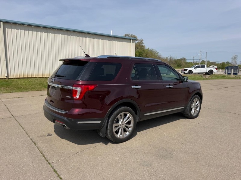 Ford Explorer Vehicle Full-screen Gallery Image 3