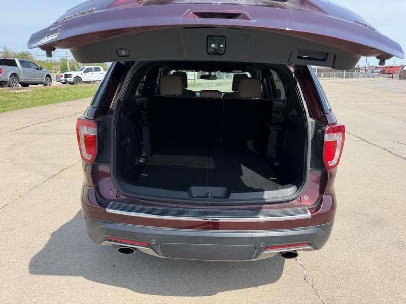 Ford Explorer Vehicle Full-screen Gallery Image 5