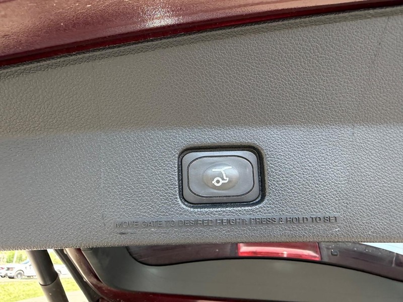 Ford Explorer Vehicle Full-screen Gallery Image 6