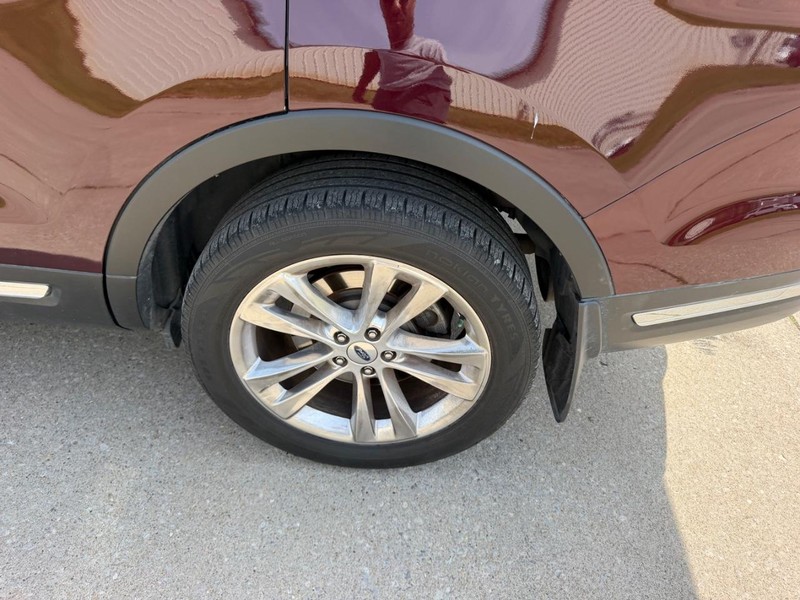 Ford Explorer Vehicle Full-screen Gallery Image 7