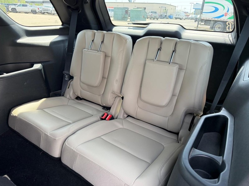 Ford Explorer Vehicle Full-screen Gallery Image 8