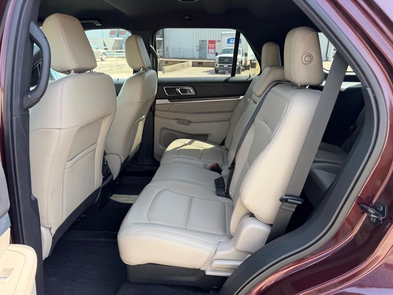 Ford Explorer Vehicle Full-screen Gallery Image 9