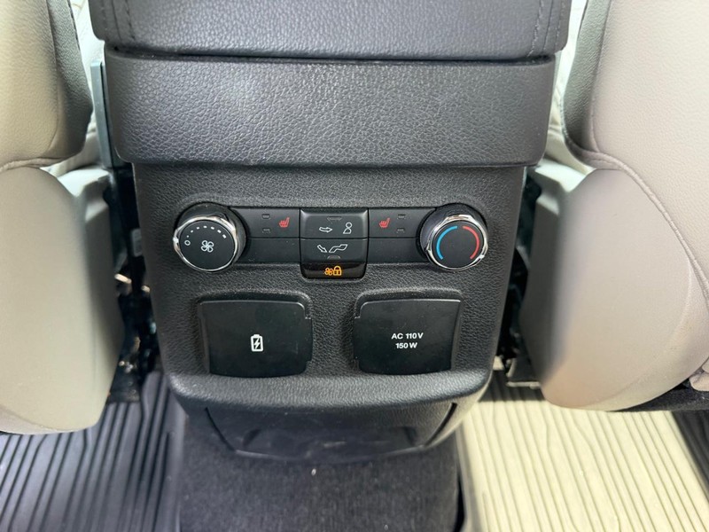 Ford Explorer Vehicle Full-screen Gallery Image 10