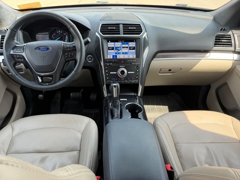 Ford Explorer Vehicle Full-screen Gallery Image 11