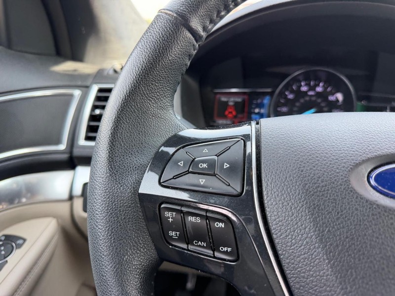 Ford Explorer Vehicle Full-screen Gallery Image 13