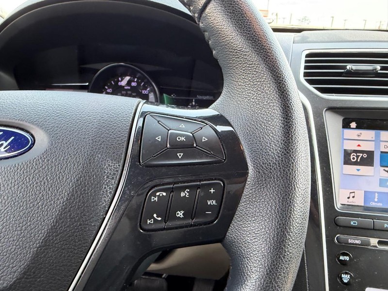 Ford Explorer Vehicle Full-screen Gallery Image 14