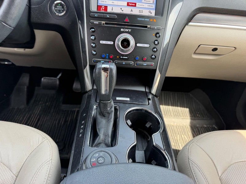 Ford Explorer Vehicle Full-screen Gallery Image 17