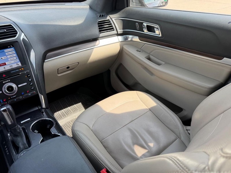 Ford Explorer Vehicle Full-screen Gallery Image 18