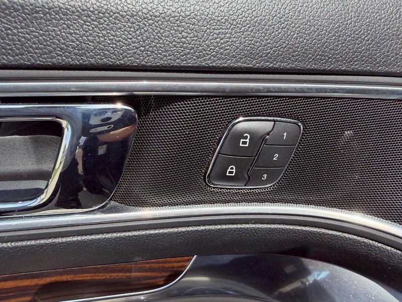 Ford Explorer Vehicle Full-screen Gallery Image 20