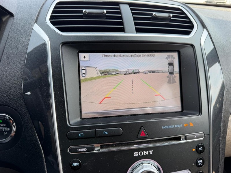 Ford Explorer Vehicle Full-screen Gallery Image 23