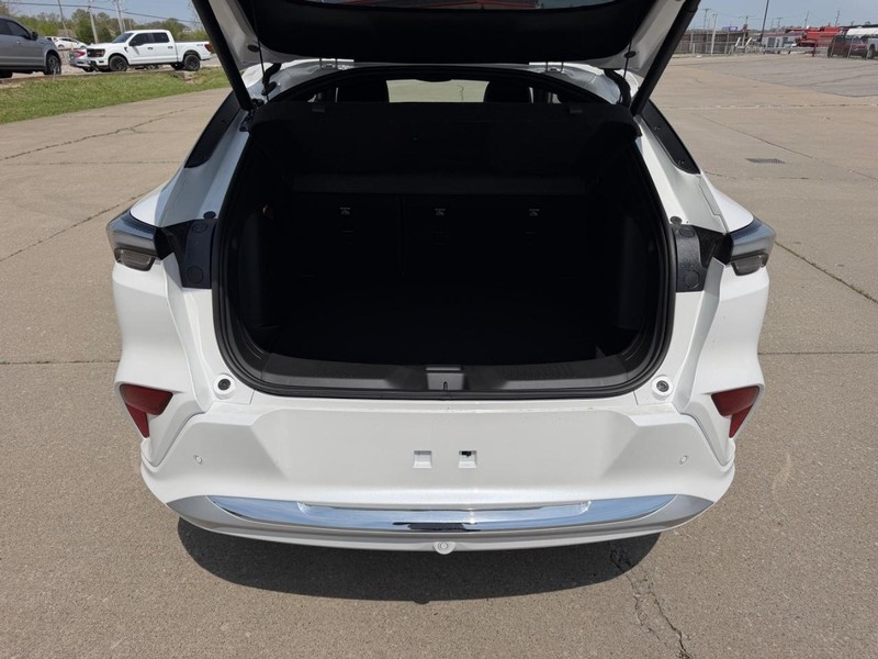 Buick Envista Vehicle Full-screen Gallery Image 5