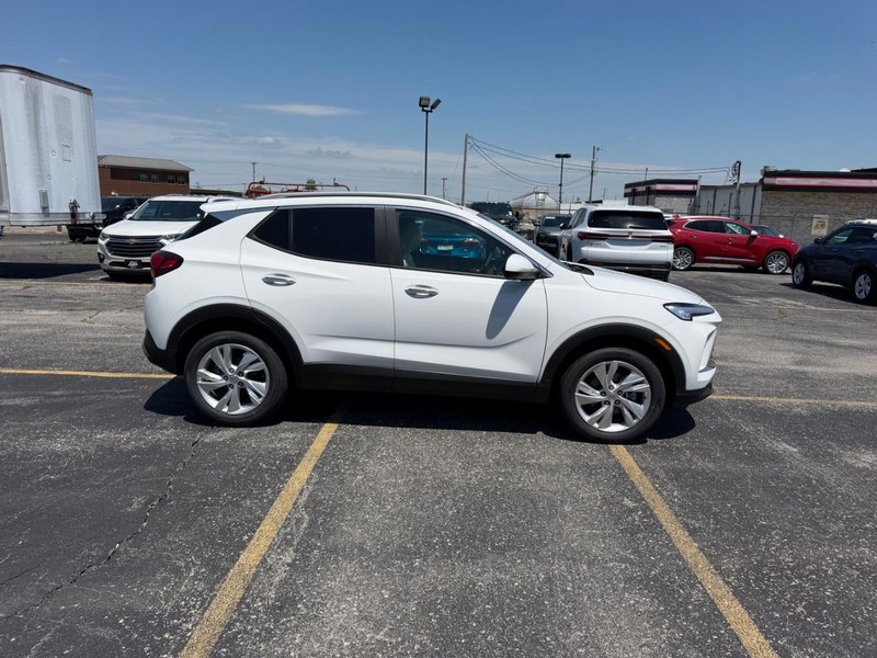 Buick Encore GX Vehicle Full-screen Gallery Image 2