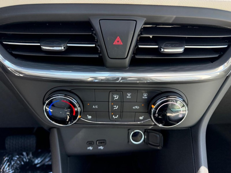 Buick Encore GX Vehicle Full-screen Gallery Image 13