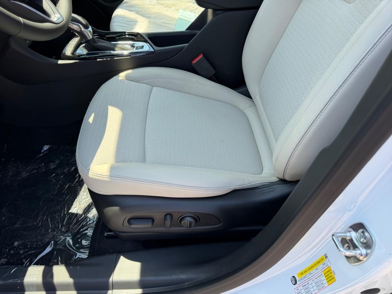 Buick Encore GX Vehicle Full-screen Gallery Image 17