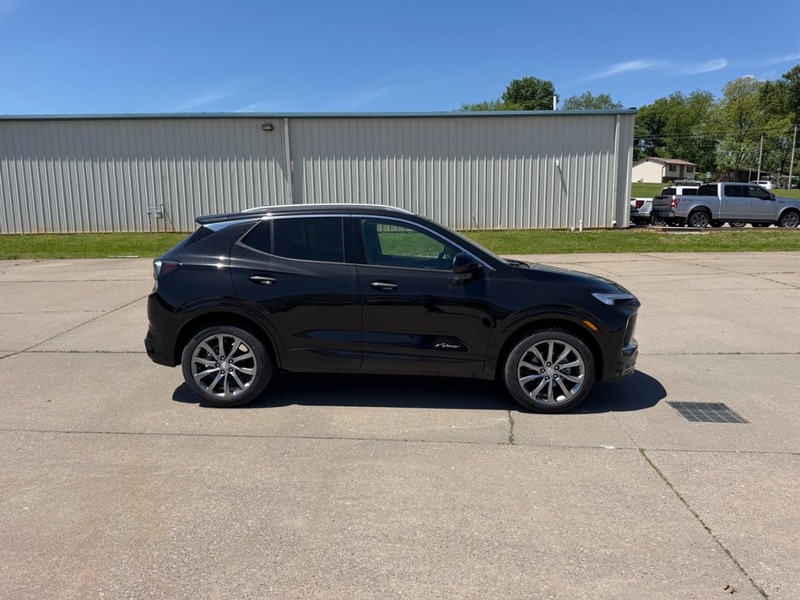 Buick Encore GX Vehicle Full-screen Gallery Image 2