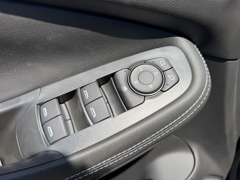 Buick Encore GX Vehicle Full-screen Gallery Image 16