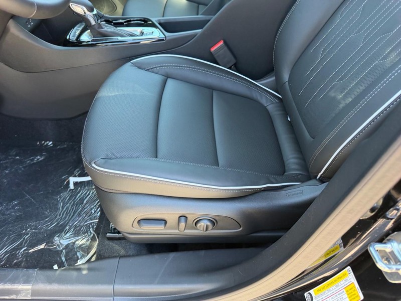 Buick Encore GX Vehicle Full-screen Gallery Image 18