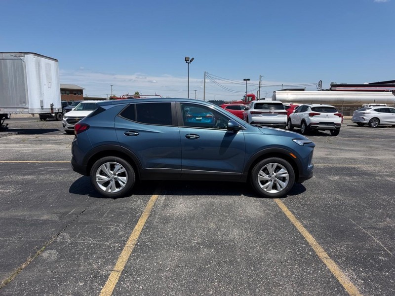 Buick Encore GX Vehicle Full-screen Gallery Image 2
