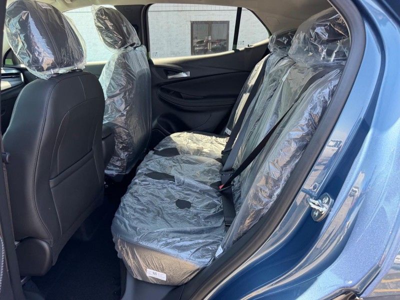 Buick Encore GX Vehicle Full-screen Gallery Image 7