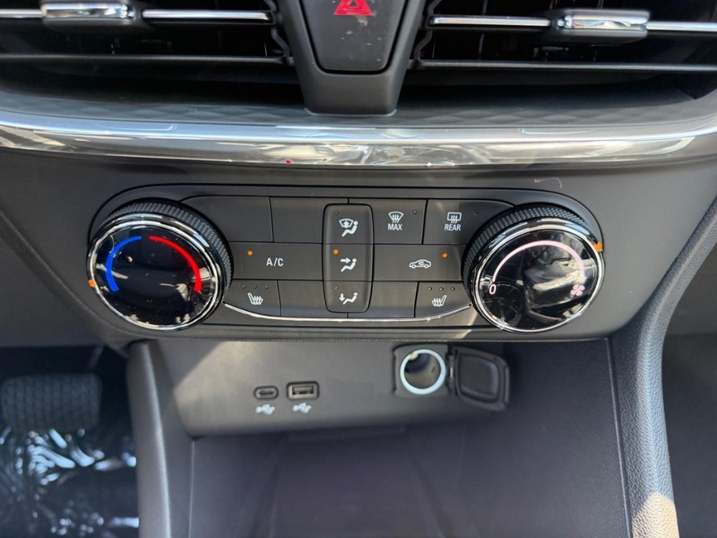 Buick Encore GX Vehicle Full-screen Gallery Image 13