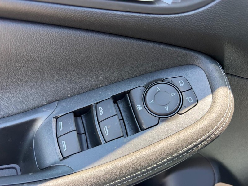 Buick Encore GX Vehicle Full-screen Gallery Image 16
