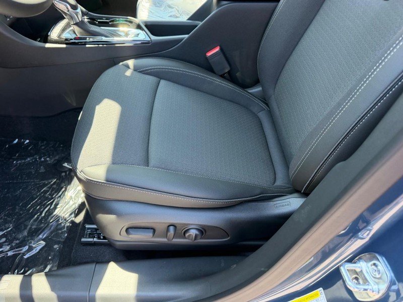 Buick Encore GX Vehicle Full-screen Gallery Image 17