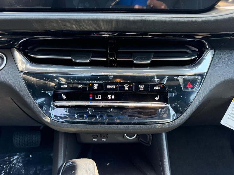 Buick Envista Vehicle Full-screen Gallery Image 14