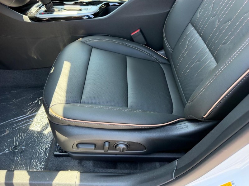 Buick Envista Vehicle Full-screen Gallery Image 18
