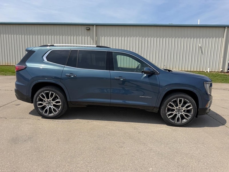 GMC Acadia Vehicle Full-screen Gallery Image 2