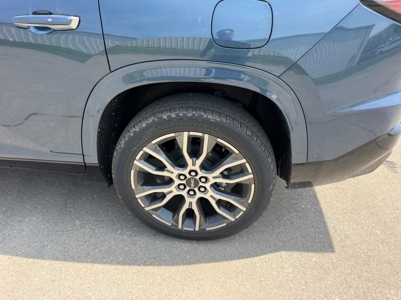 GMC Acadia Vehicle Full-screen Gallery Image 7