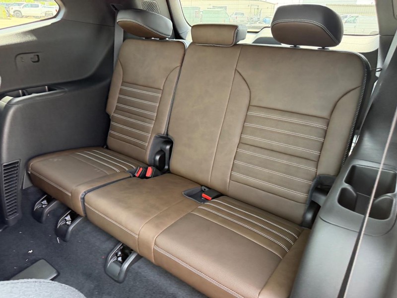 GMC Acadia Vehicle Full-screen Gallery Image 8