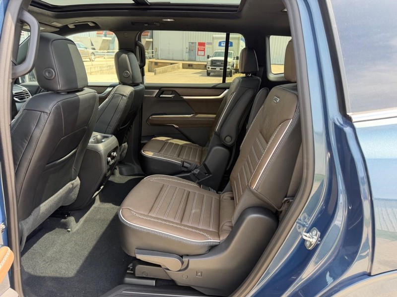 GMC Acadia Vehicle Full-screen Gallery Image 9