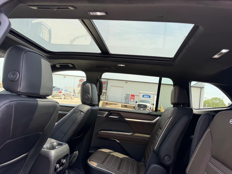 GMC Acadia Vehicle Full-screen Gallery Image 10