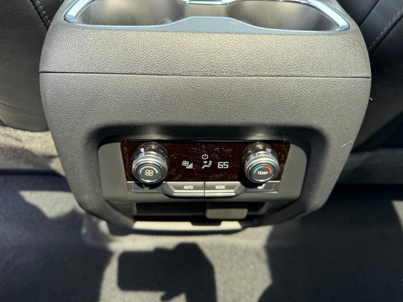 GMC Acadia Vehicle Full-screen Gallery Image 11