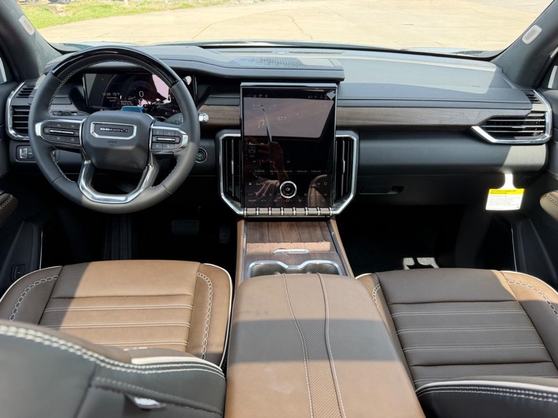 GMC Acadia Vehicle Full-screen Gallery Image 12