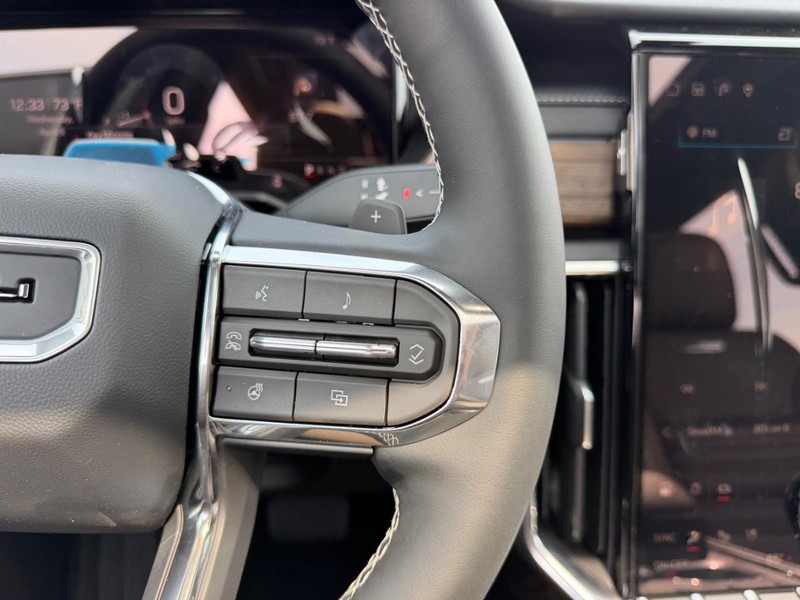 GMC Acadia Vehicle Full-screen Gallery Image 15