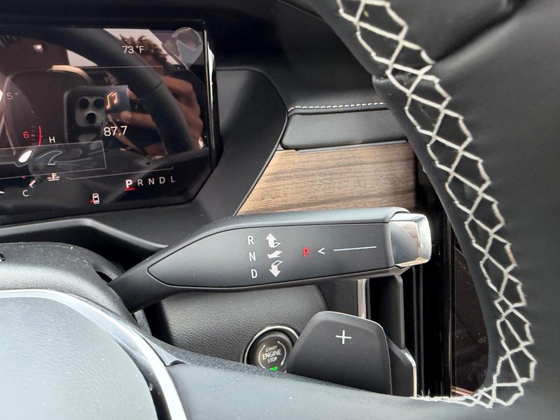 GMC Acadia Vehicle Full-screen Gallery Image 16