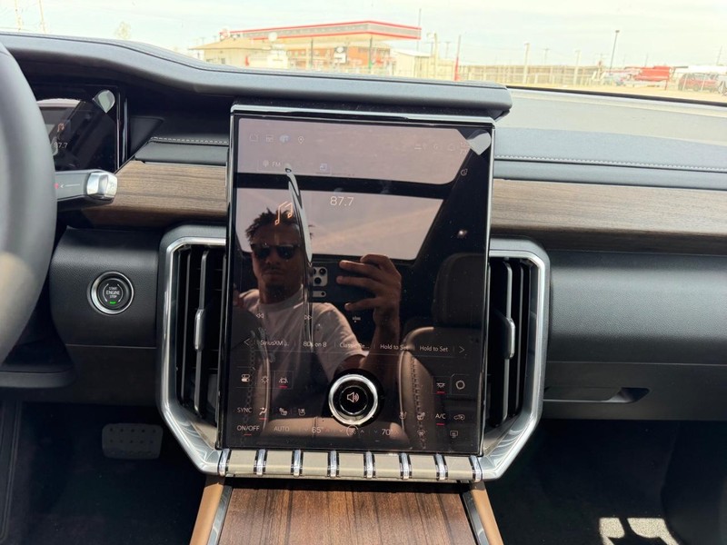 GMC Acadia Vehicle Full-screen Gallery Image 17