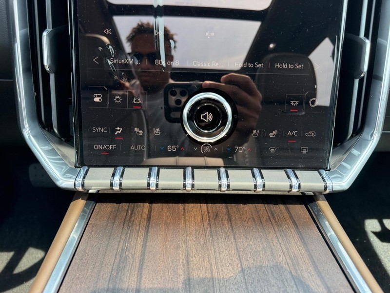 GMC Acadia Vehicle Full-screen Gallery Image 18