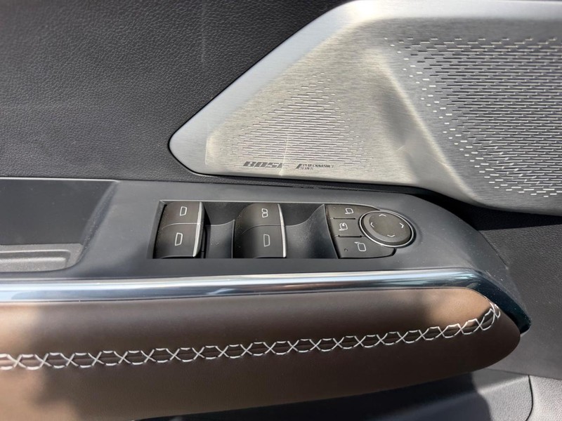 GMC Acadia Vehicle Full-screen Gallery Image 20