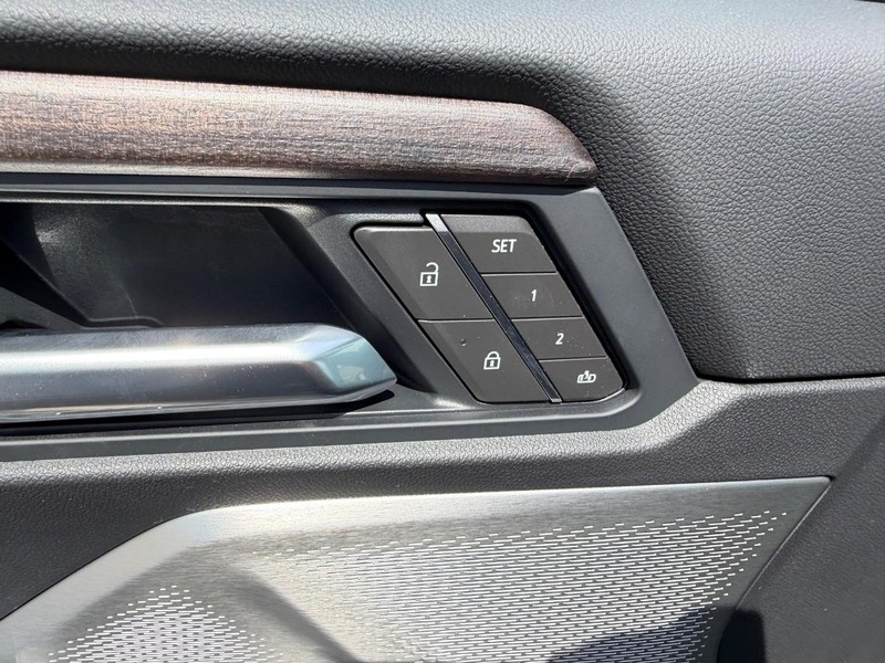 GMC Acadia Vehicle Full-screen Gallery Image 21