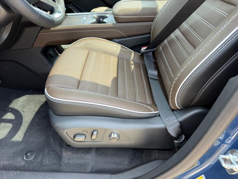 GMC Acadia Vehicle Full-screen Gallery Image 22