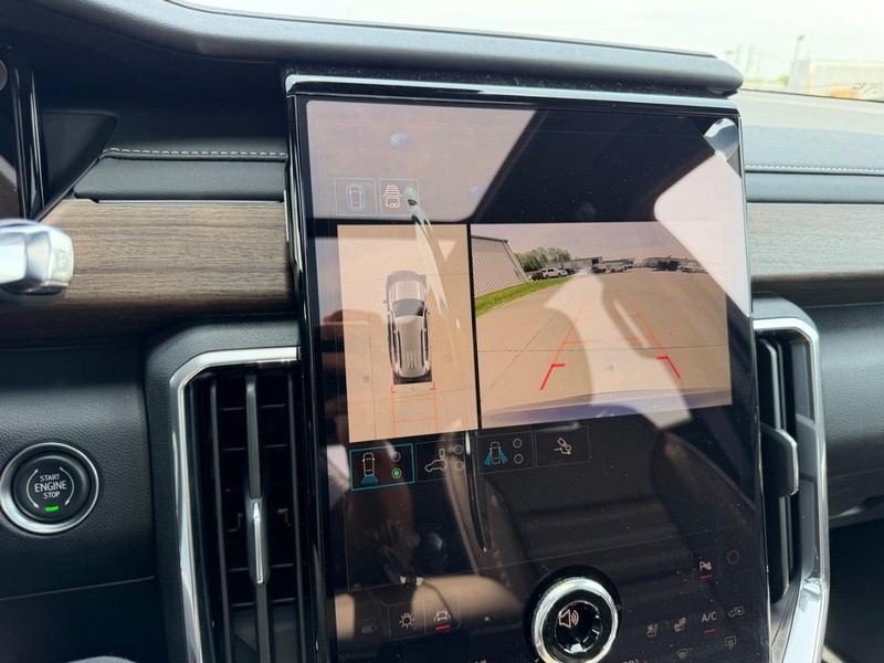 GMC Acadia Vehicle Full-screen Gallery Image 24