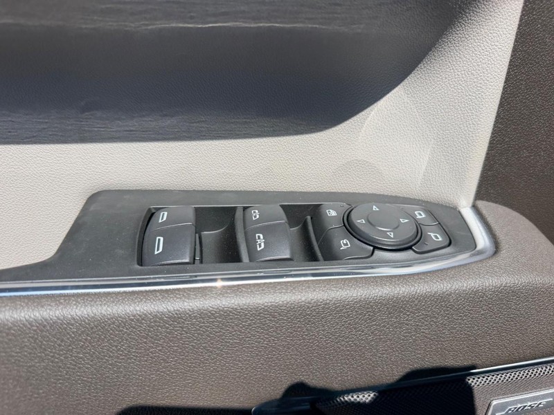 GMC Sierra 1500 Vehicle Full-screen Gallery Image 17