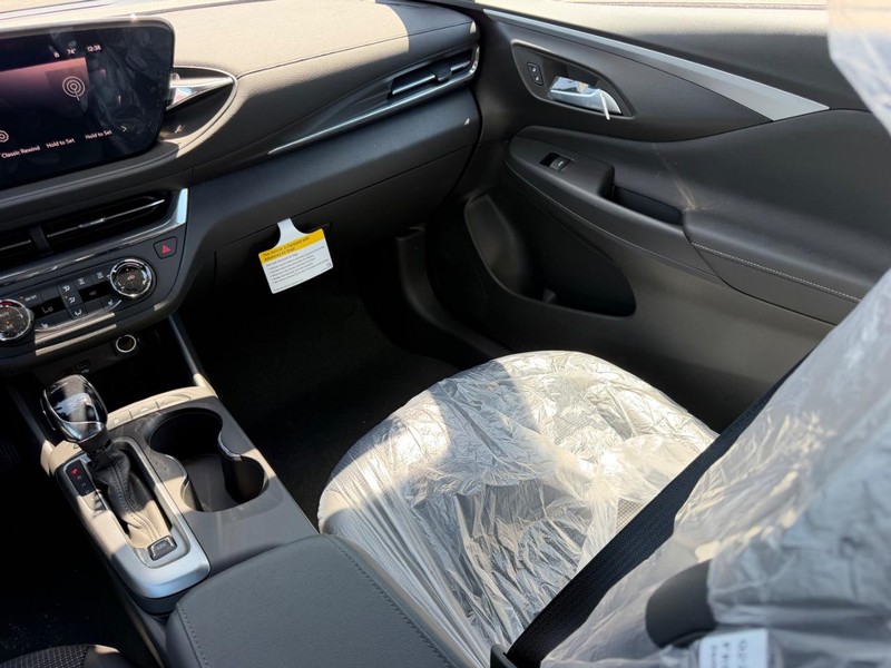 Buick Envista Vehicle Full-screen Gallery Image 15