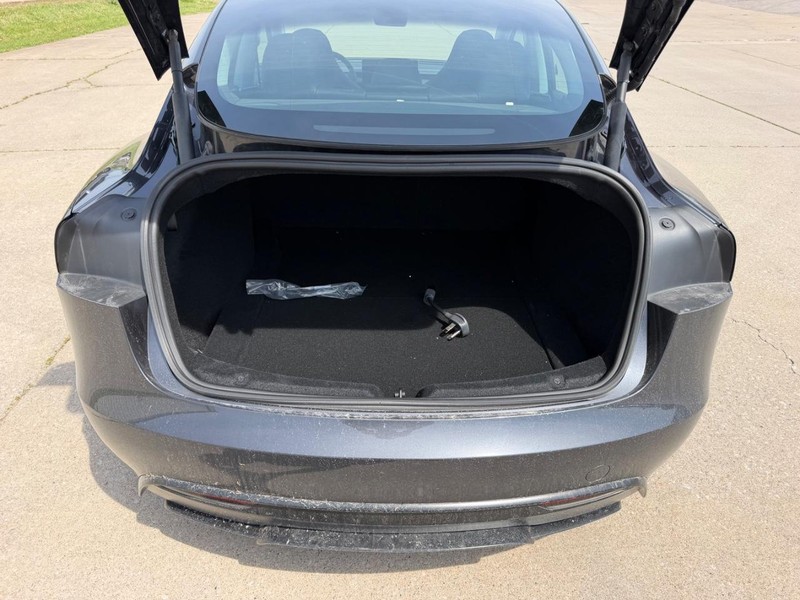 Tesla Model 3 Vehicle Full-screen Gallery Image 5