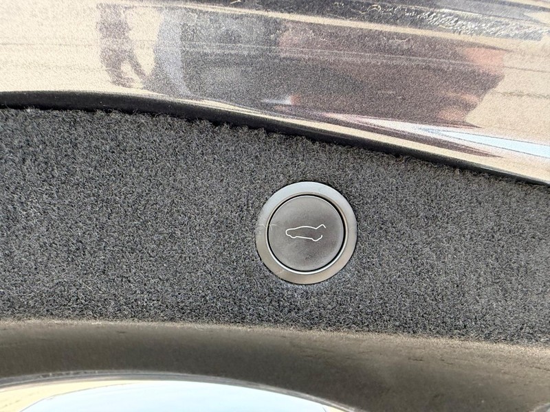 Tesla Model 3 Vehicle Full-screen Gallery Image 6