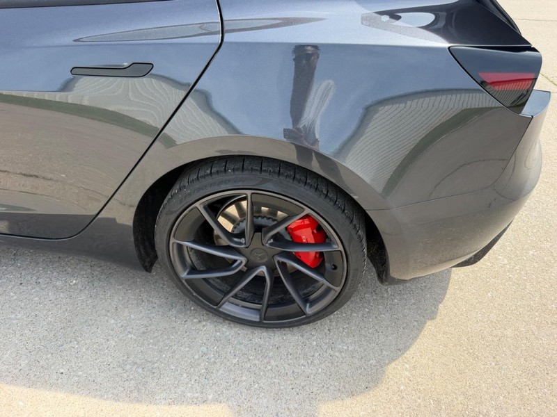 Tesla Model 3 Vehicle Full-screen Gallery Image 7