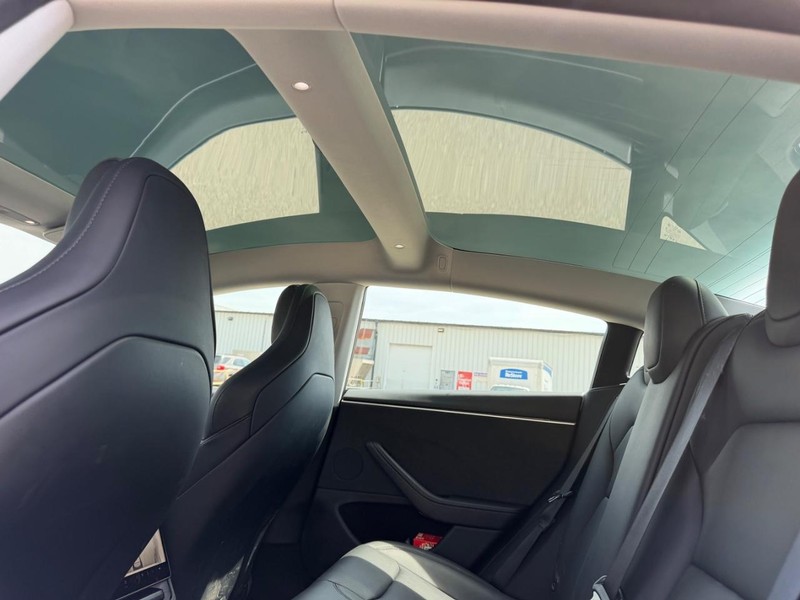 Tesla Model 3 Vehicle Full-screen Gallery Image 9