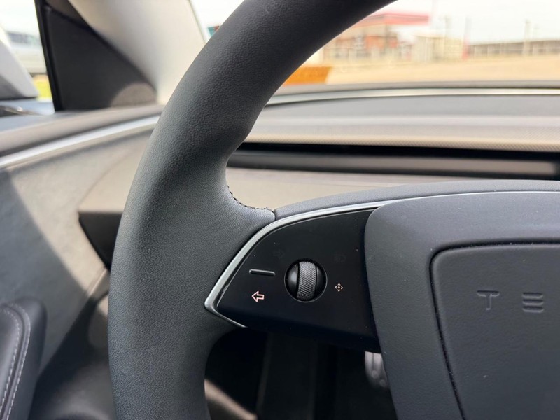 Tesla Model 3 Vehicle Full-screen Gallery Image 13